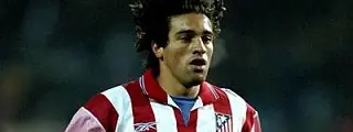 jugador con la camiseta atlético de madrid 1998 1999 local