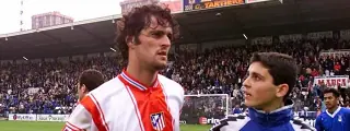 jugador con la camiseta atlético de madrid 1999 local