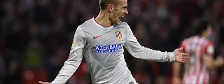 jugador con la camiseta atletico de madrid 2014-15 visitante