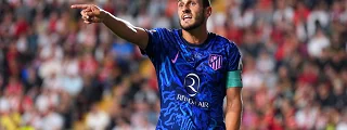 jugador con la camiseta atlético de madrid 2024-25 tercera