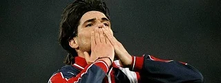 jugador con la segunda equipación del atlético de madrid 1998