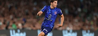 jugador corriendo con la camiseta atlético de madrid 2024-25 tercera