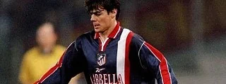 jugador del atleti con la camiseta alternativa de 1998