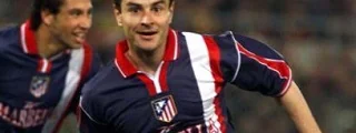 jugador del atlético de madrid con la camiseta visitante de 1998