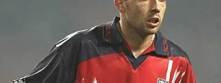 jugador usando la atlético de madrid 1996-97 visitante camiseta