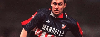 jugador usando la camiseta del atlético de madrid 1997-98 visitante