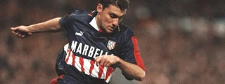 jugador usando la camiseta del atlético de madrid 1997 visitante