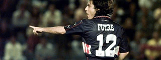 jugador usando la equipación del atlético de madrid 1997-98 visitante