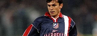 jugador usando la equipación del atlético de madrid 1998-99 alternativa