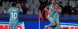 jugadores celebrando un gol con correa usando la camiseta atlético de madrid 2024-25 visitante