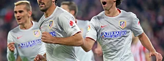 jugadores celebrando un gol con la camiseta atletico de madrid 2014-15 visitante