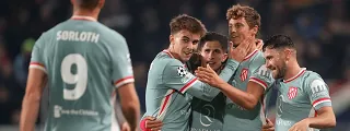 jugadores celebrando un gol con la camiseta atlético de madrid 2024-25 visitante