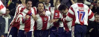 jugadores celebrando un gol con la equipación del atleti 1999-00