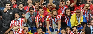 jugadores celebrando un trofeo con la camiseta atlético de madrid 2009