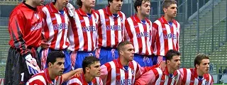 jugadores formando antes de un partido con la camiseta atlético de madrid 1998 local