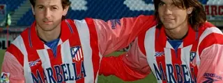 jugadores posando para una foto con la camiseta atlético de madrid 1998-99 local