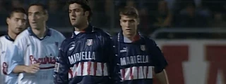 jugadores usando el uniforme del atlético de madrid 1997-98 visitante