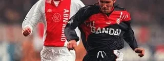 partido vs. el ajax con la camiseta atlético de madrid 1996 visitante