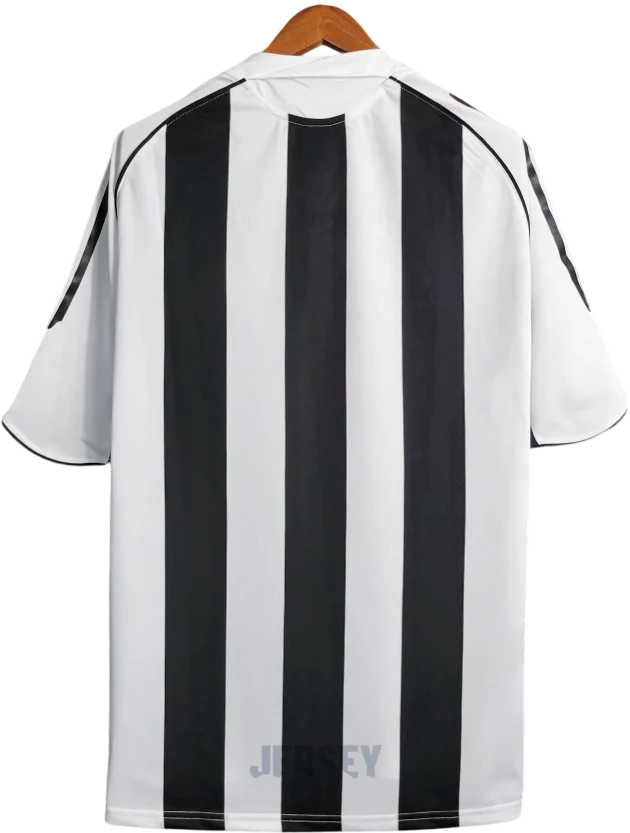 Camiseta New Castle 2004 06 local reverso